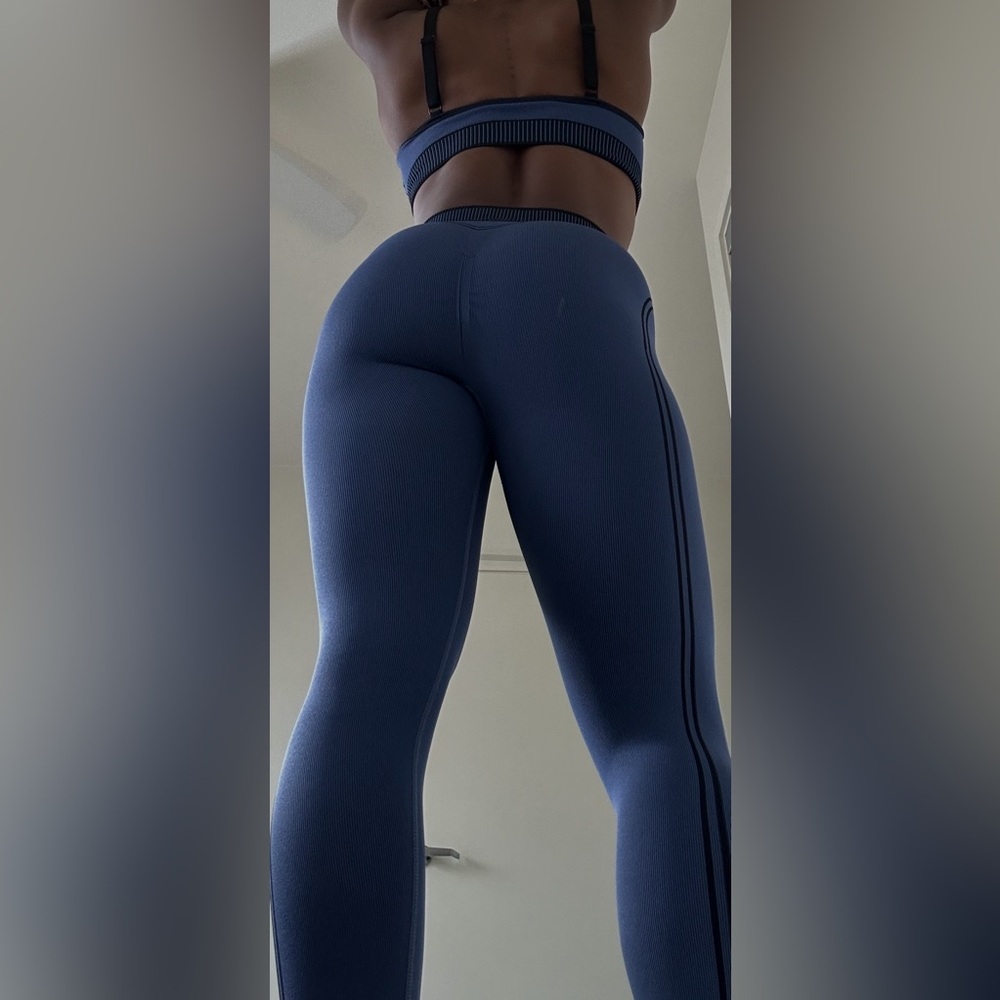 Blue Seamless High-Waisted Leggings & Sports Bra Set – Adjustable Straps Size S